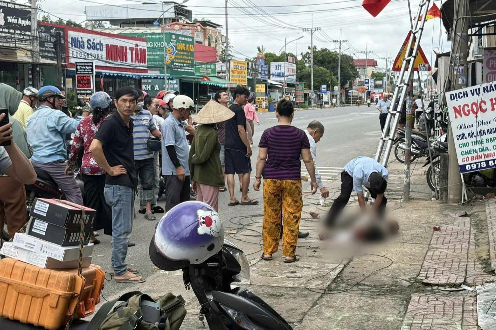 Nghi bị điện giật, người đàn ông rơi từ trụ điện xuống đất ở Đồng Nai