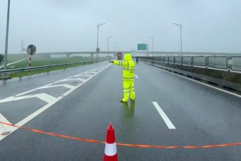Bão Kajiki đổ bộ Nghệ An - Hà Tĩnh: Cấm đường trên cao tốc Bắc - Nam