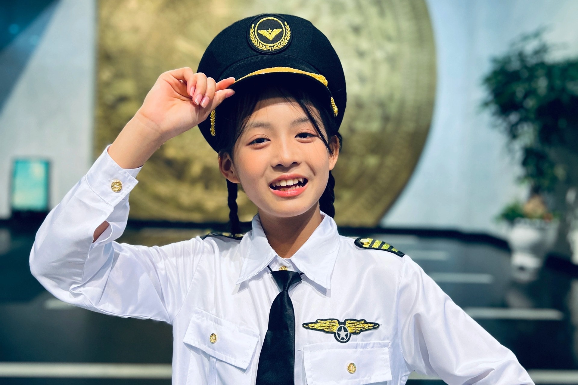 Chuyện ít biết về cô bé Hà Nội 12 tuổi hát nhạc đỏ với bà hút 46 triệu view