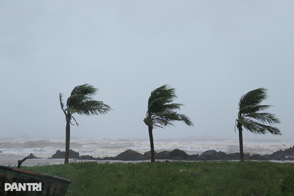 Nhiều nơi ở miền Trung mưa trắng trời, một số tuyến đê nguy cơ mất an toàn