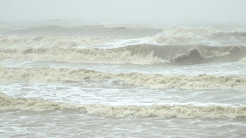 Đê biển Nghệ An bị uy hiếp, di dân trước khi bão đổ bộ