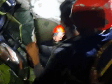 Cảnh sát trắng đêm cứu tài xế kẹt trong xe tải chênh vênh bên vực sâu