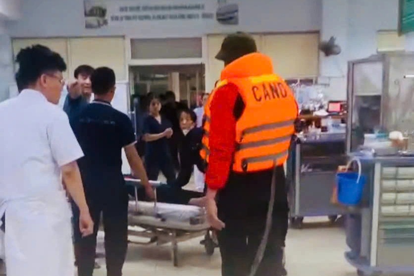 Đưa cháu bé gặp nạn khi gia cố mái nhà đi cấp cứu trong mưa bão