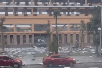 Cảnh khó tin tại bệnh viện nghìn tỷ khi bão Kajiki quần thảo ở Nghệ An