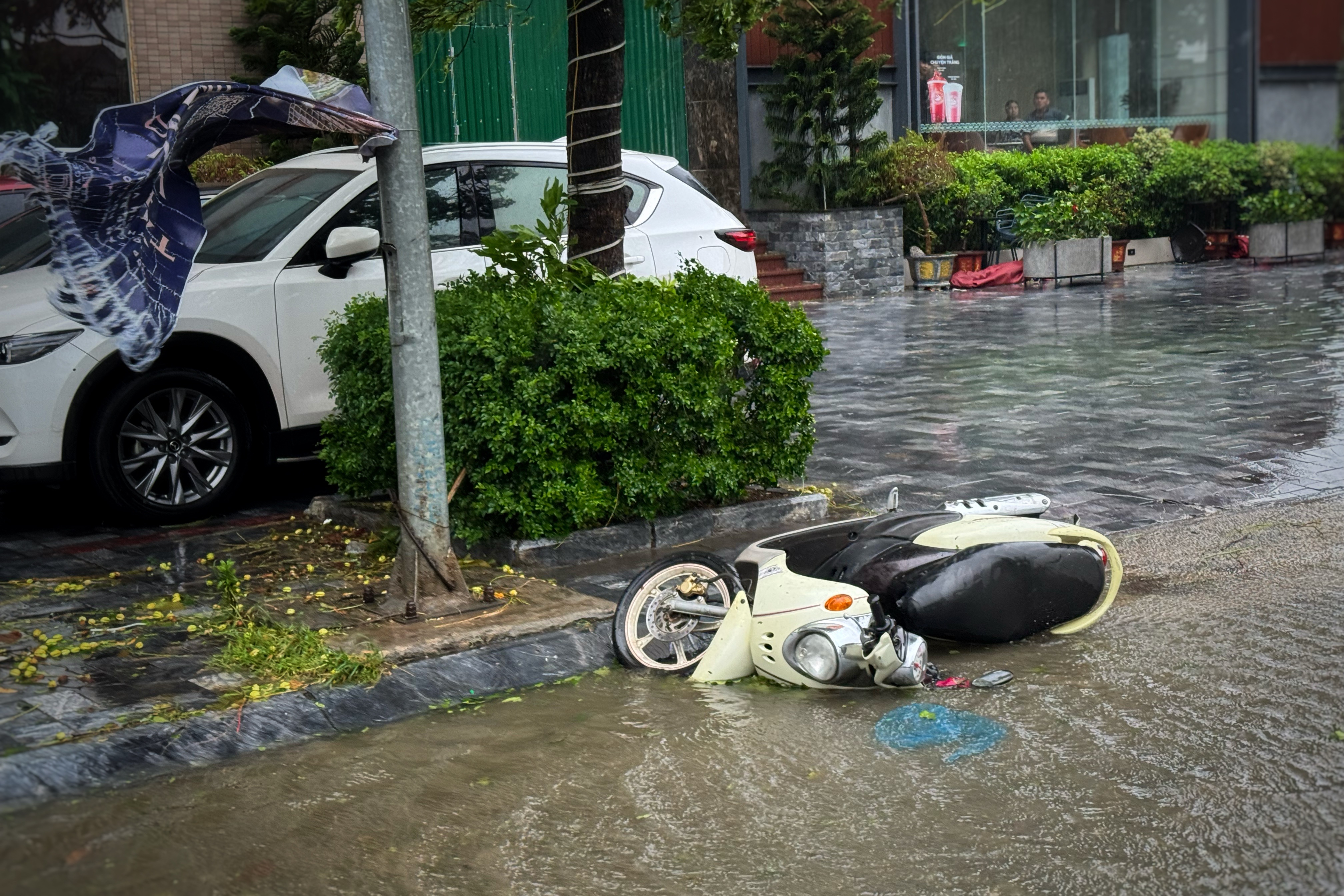 Nghệ An, Hà Tĩnh oằn mình chống bão Kajiki: Cây đổ, nhà tốc mái tứ tung