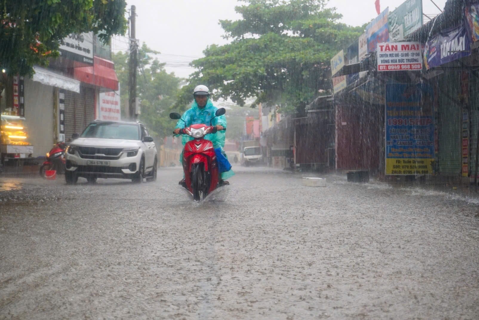Nhiều nơi ở miền Trung đang mưa trắng trời