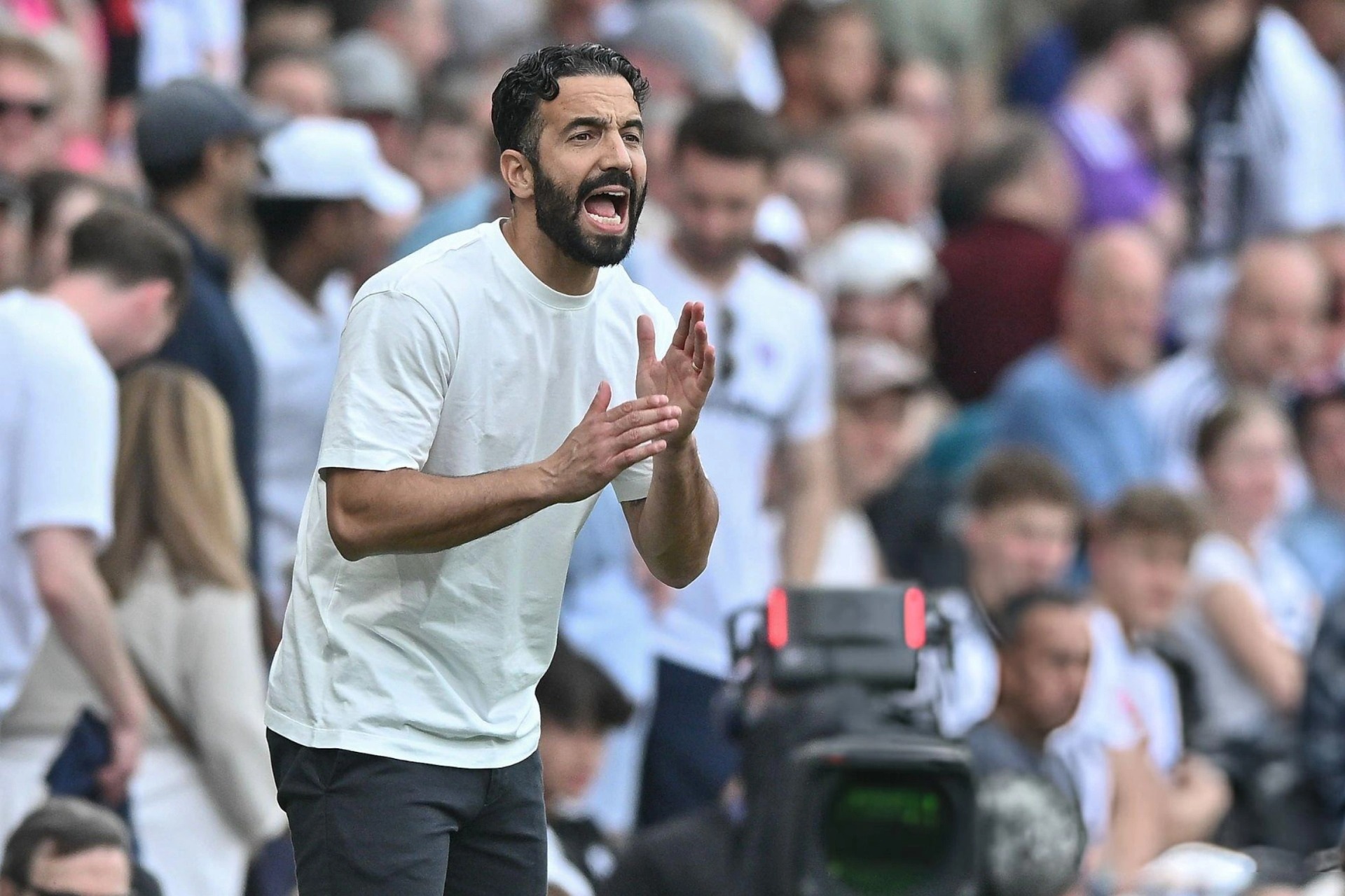 HLV Amorim chỉ trích học trò sau trận hòa thủ Man Utd