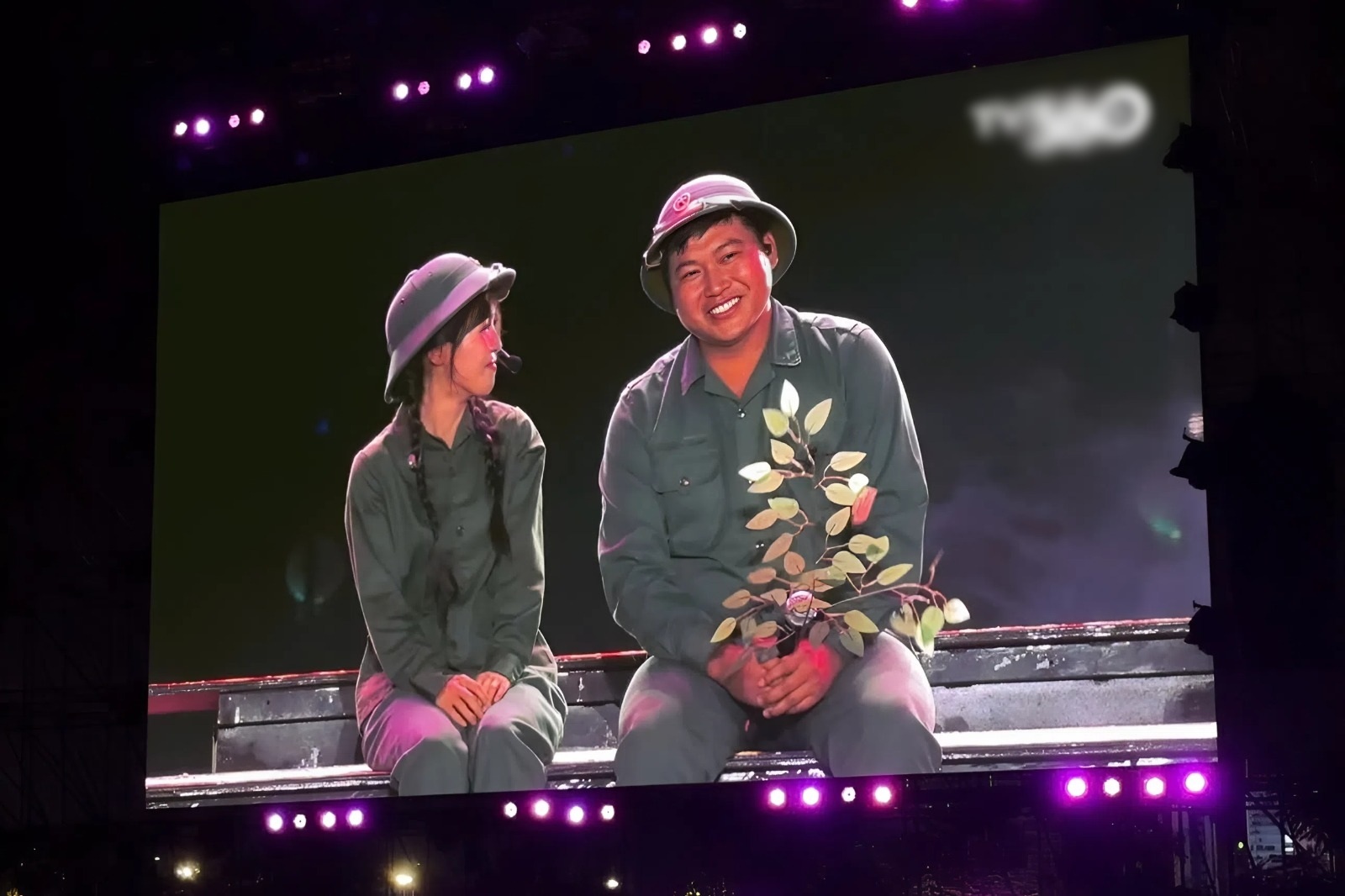 Mũi trưởng Long bắn rap, ngại ngùng bên Hậu Hoàng gây sốt 20.000 khán giả