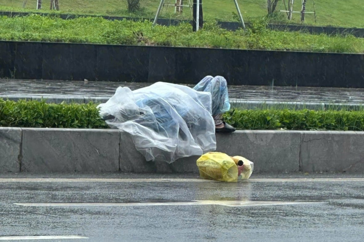 Giải cứu người phụ nữ nằm giữa đường trong lúc trời mưa bão