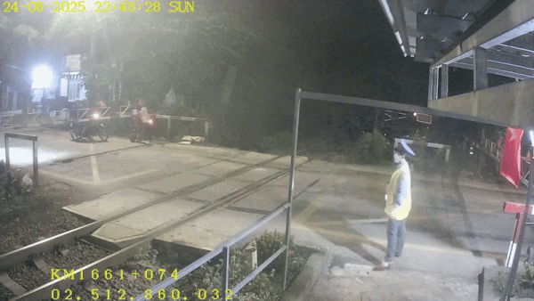 Tái diễn cảnh xe máy tông gãy rào chắn đường sắt tại Đồng Nai