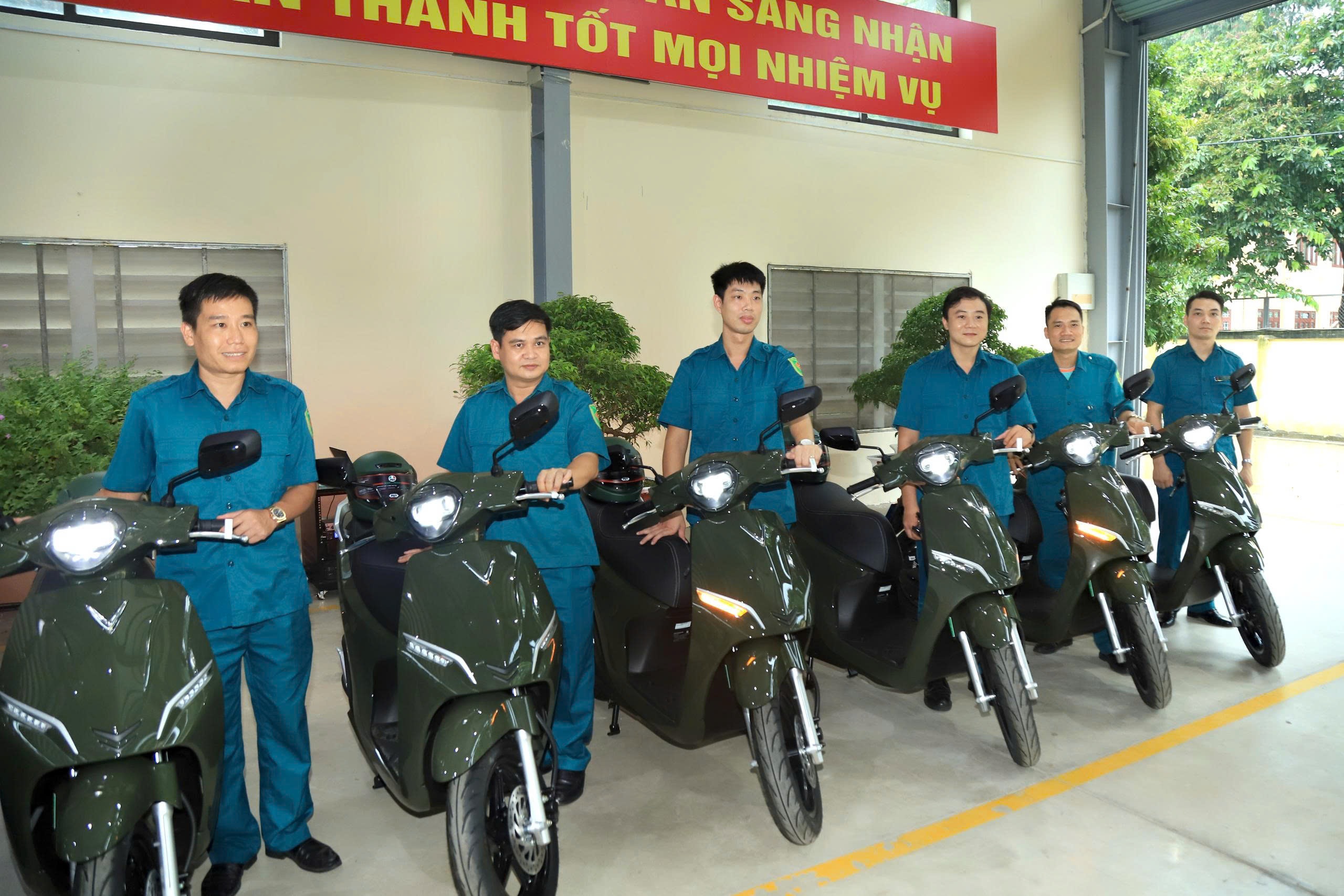 Bàn giao hơn 250 xe mô tô về Ban CHQS cấp xã thuộc Bộ tư lệnh Thủ đô Hà Nội