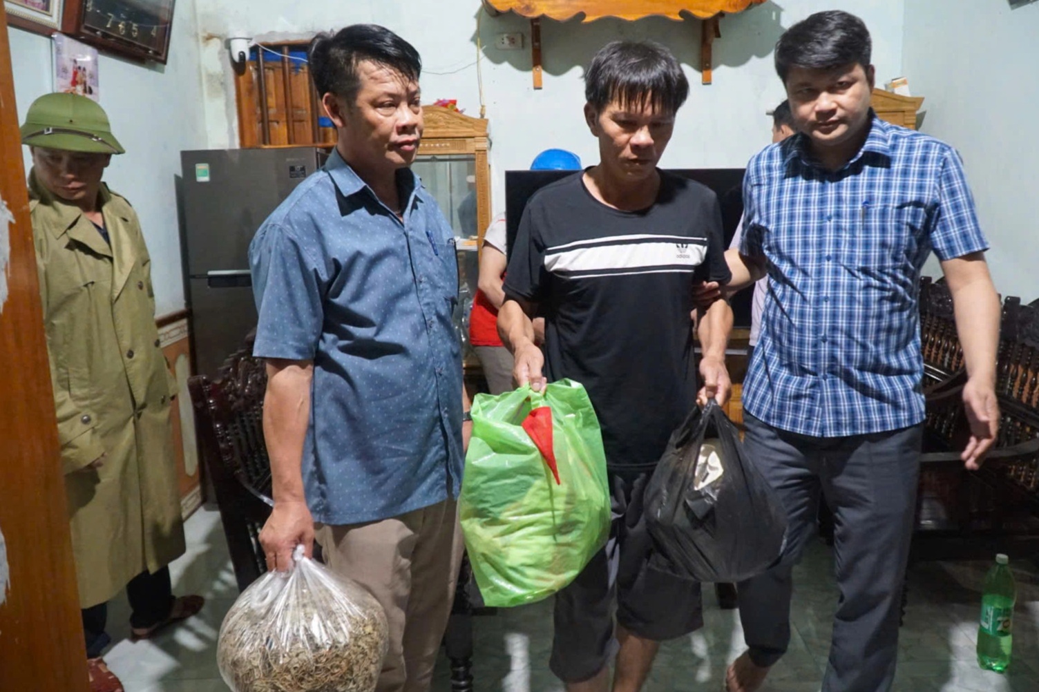 Họp khẩn trong đêm, di dời hơn 1.800 người dân trước giờ bão Kajiki đổ bộ