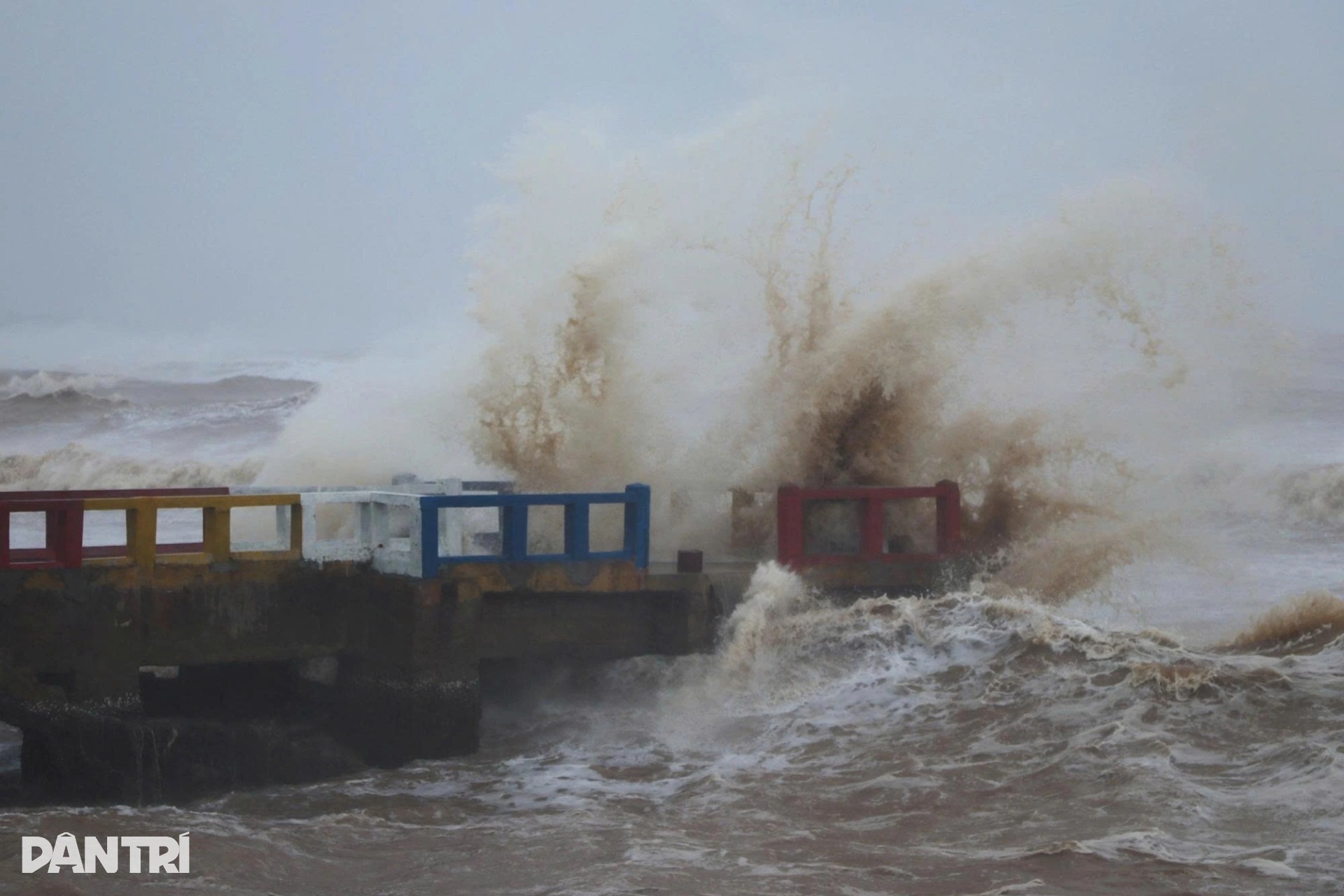 Miền Trung mưa xối xả, nhiều nhà dân tốc mái