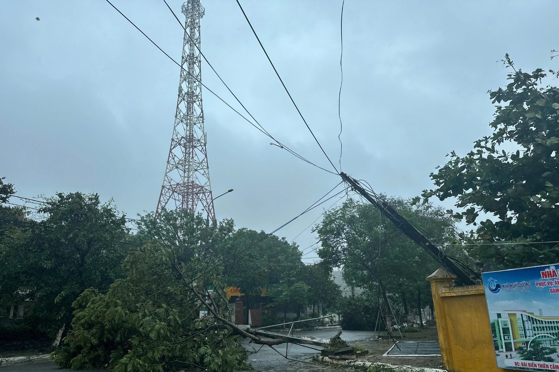 Bão Kajiki vào vùng biển ven bờ: Hàng loạt xã của Hà Tĩnh mất điện