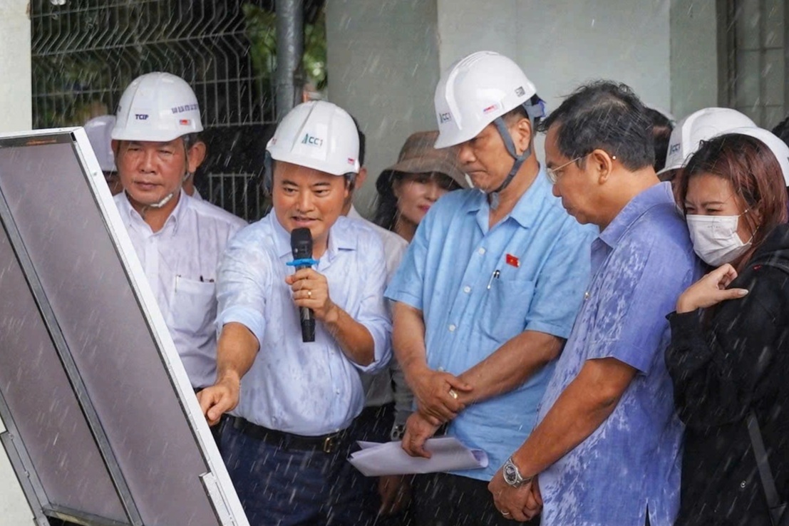 Phó chủ tịch Quốc hội dầm mưa kiểm tra dự án hạ tầng TPHCM