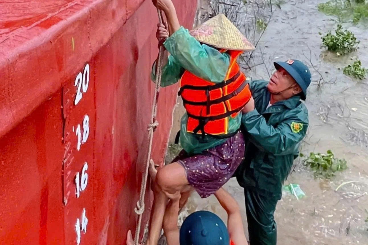Bão Kajiki quần thảo đất liền: 8 người thương vong, hàng trăm nhà tốc mái