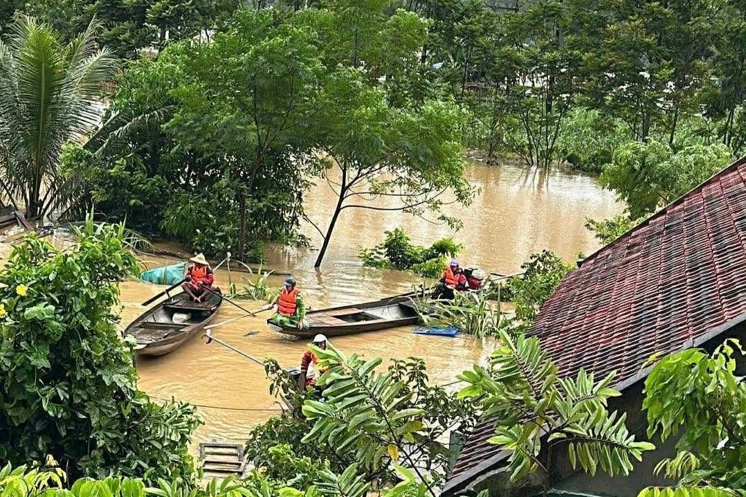Lũ dâng sát quốc lộ 7, di dời khẩn cấp 70 hộ dân ven sông Lam