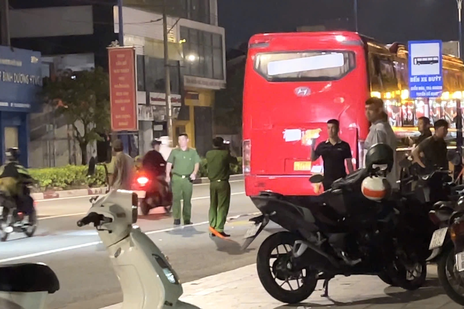 Nam phụ hồ tử vong bất thường trên xe khách ở TPHCM