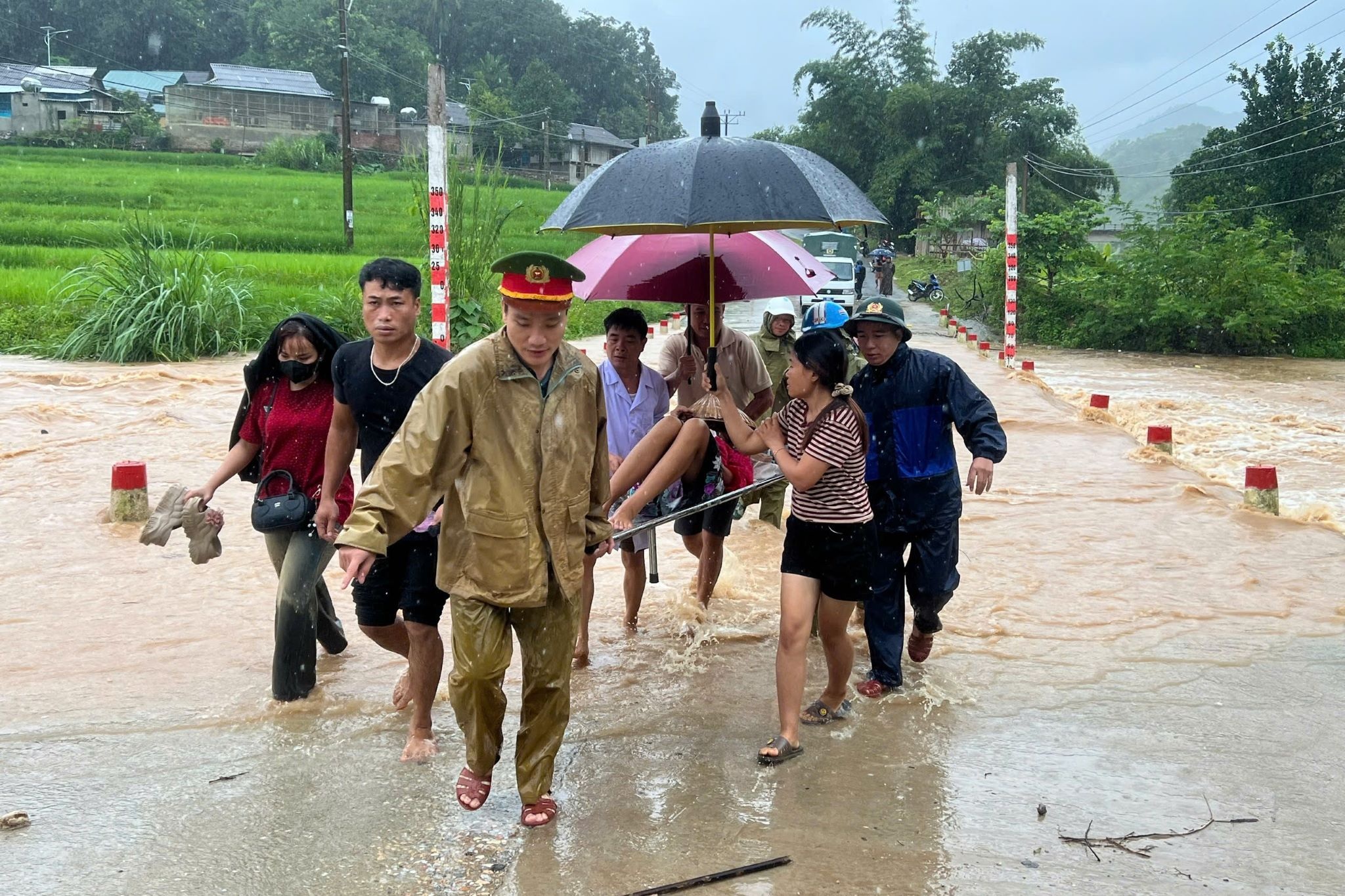 Cán bộ xã cùng công an vượt lũ đưa sản phụ đi sinh