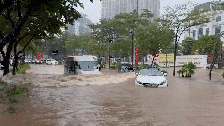 Hà Nội chìm trong biển nước sau mưa lớn kéo dài