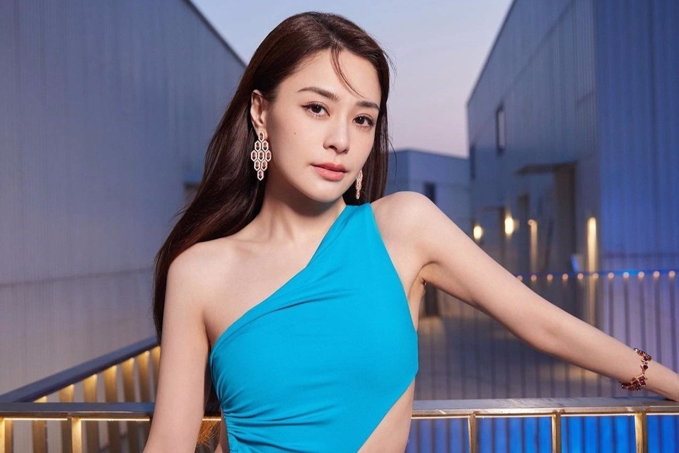 Chung Hân Đồng ở tuổi 44: Đẹp hoàn hảo khi diện áo tắm, nắm chục triệu USD