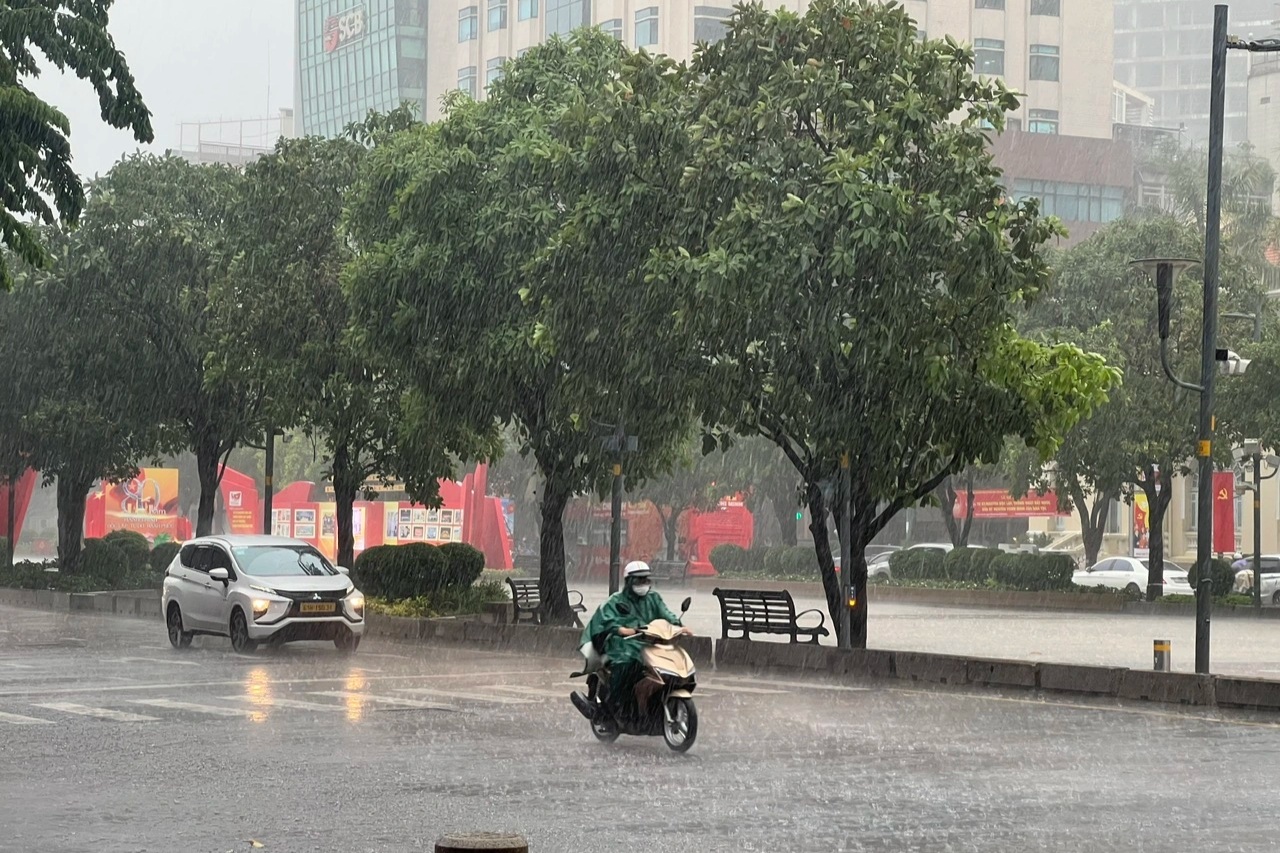 TPHCM mưa lớn từ sáng do ảnh hưởng hoàn lưu bão Kajiki