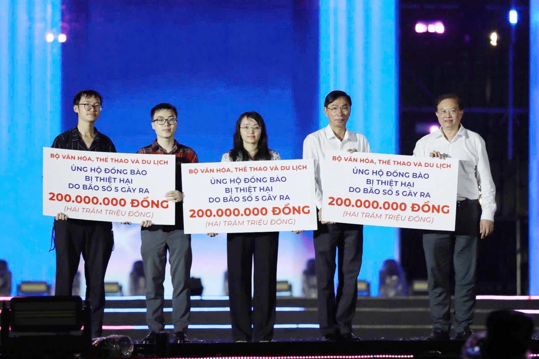 Bộ Văn hoá trao tặng 600 triệu đồng cho 3 tỉnh bị thiệt hại bởi bão Kajiki