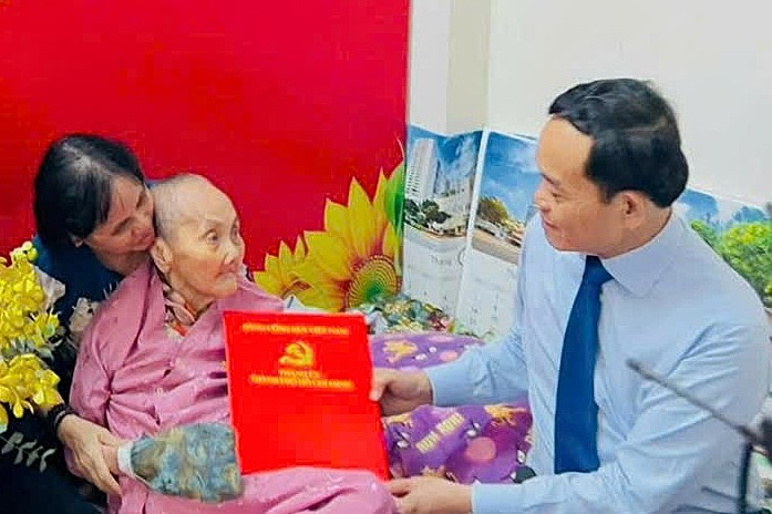 Bí thư TPHCM Trần Lưu Quang trao Huy hiệu đến đảng viên 100 tuổi