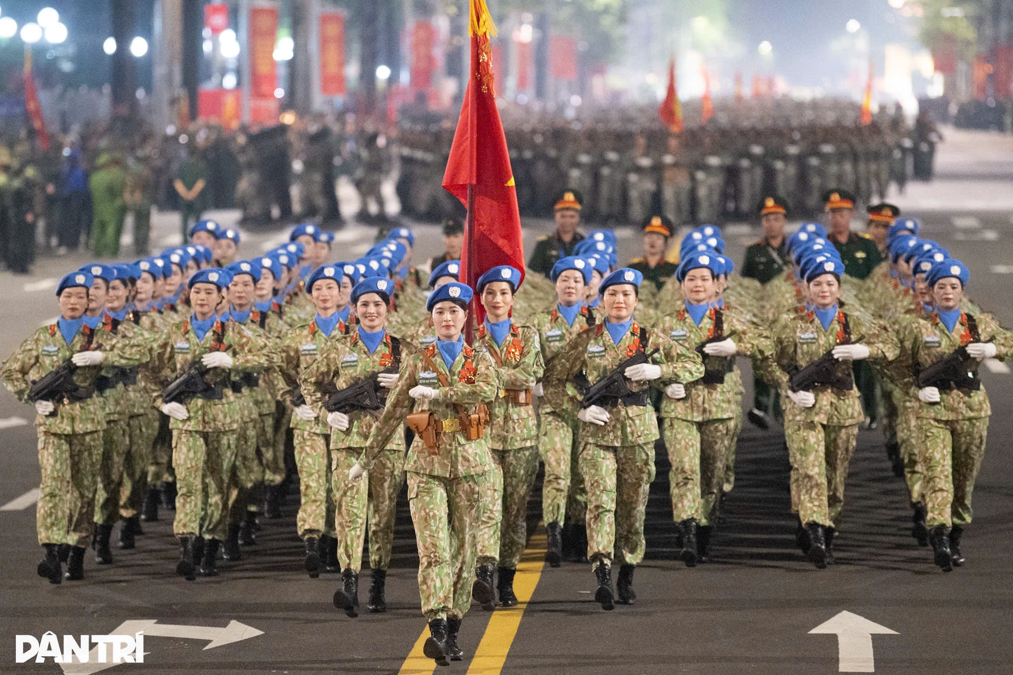 Các "hoa hậu" mũ nồi xanh diễu binh trong tiếng cổ vũ khắp phố phường