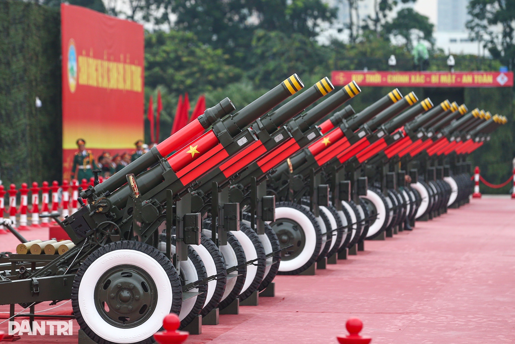 15 khẩu pháo lễ trước giờ "khai hỏa"