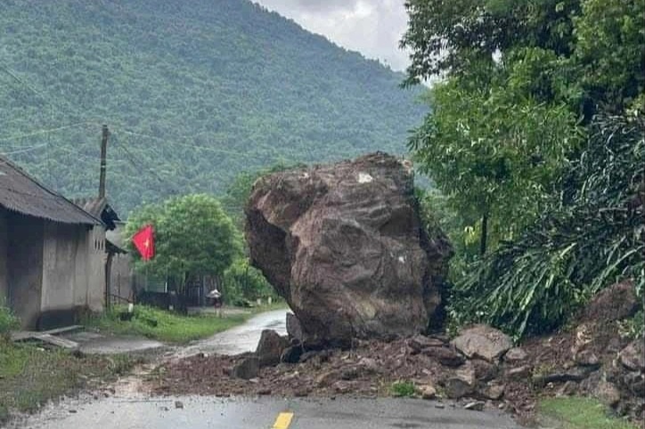 Một gia đình thoát nạn trong gang tấc khi tảng đá 70 tấn rơi từ núi xuống