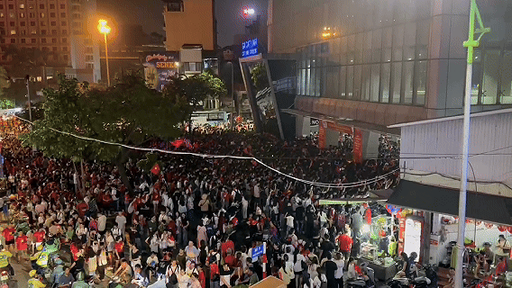 Hàng nghìn người dồn về trong 30 phút, ga Cát Linh gồng mình ngăn vỡ trận