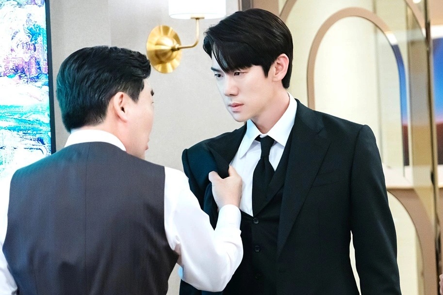 Chỉ tay sang nhà hàng xóm, bố vợ chê một câu khiến tôi tự ái vô cùng