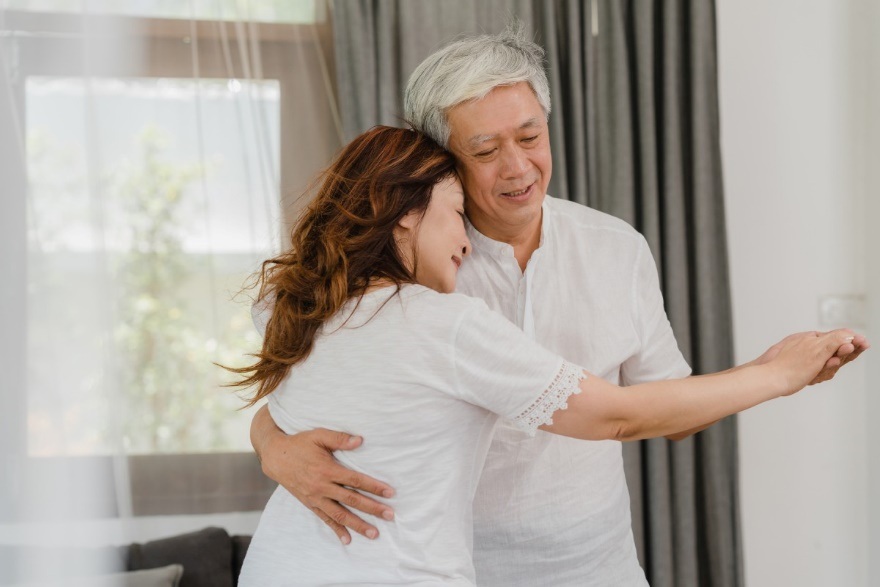 Phát hiện mẹ chồng ngoại tình với trai trẻ, tôi sốc đến mức mất ăn mất ngủ