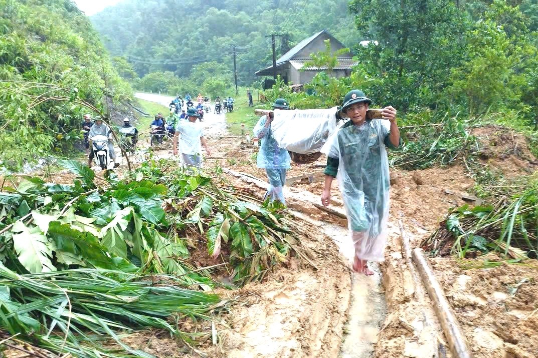 Bộ đội dùng võng đưa người dân vượt đường sạt lở đi cấp cứu