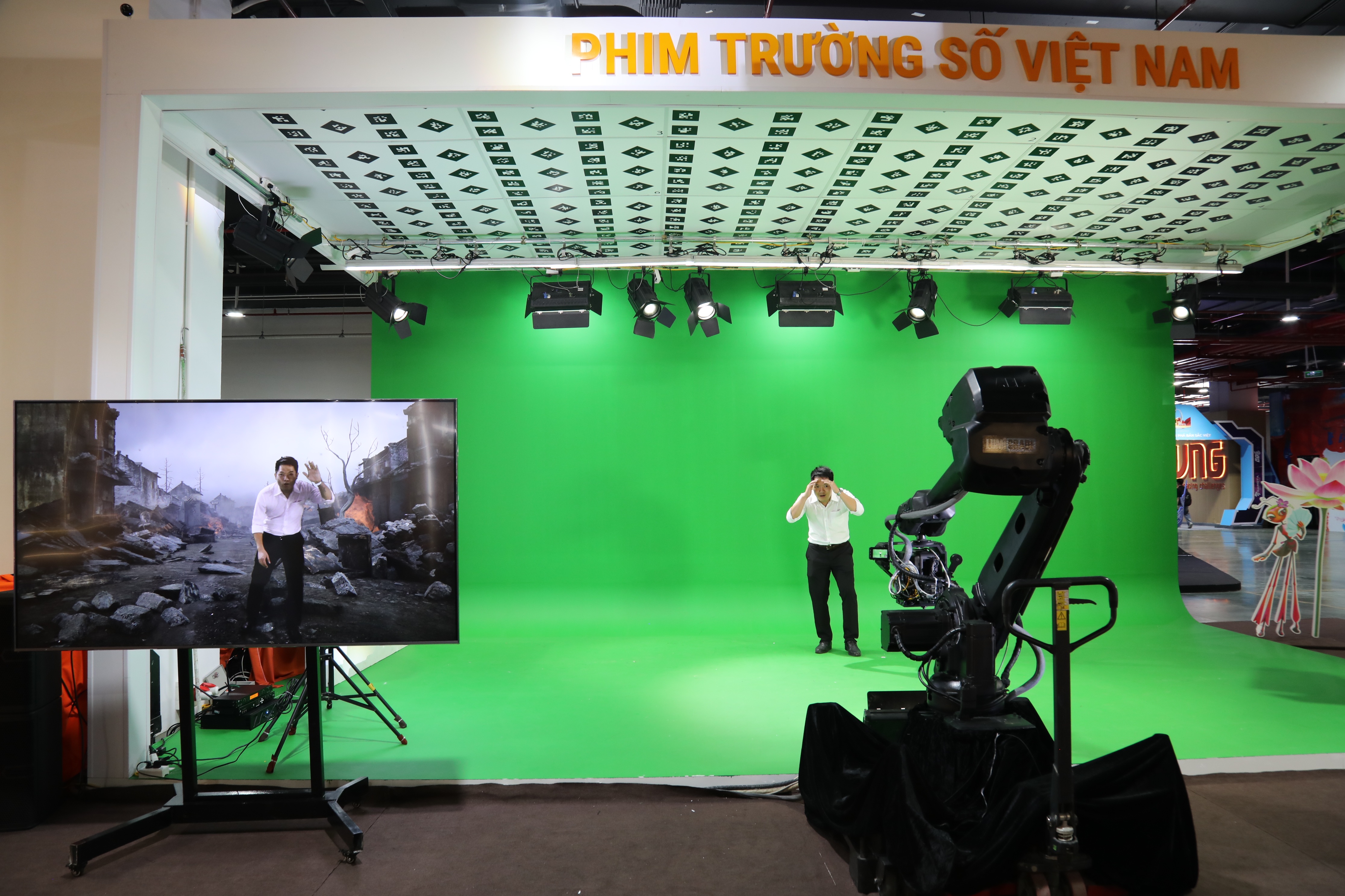 Khán giả thử làm diễn viên phim "Đào, phở, piano" ở triển lãm 80 năm