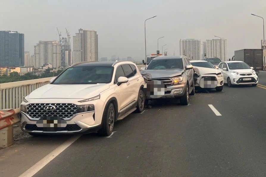 Xảy ra 3 vụ tai nạn liên hoàn trên cầu Thăng Long, gây ùn tắc hơn 10km