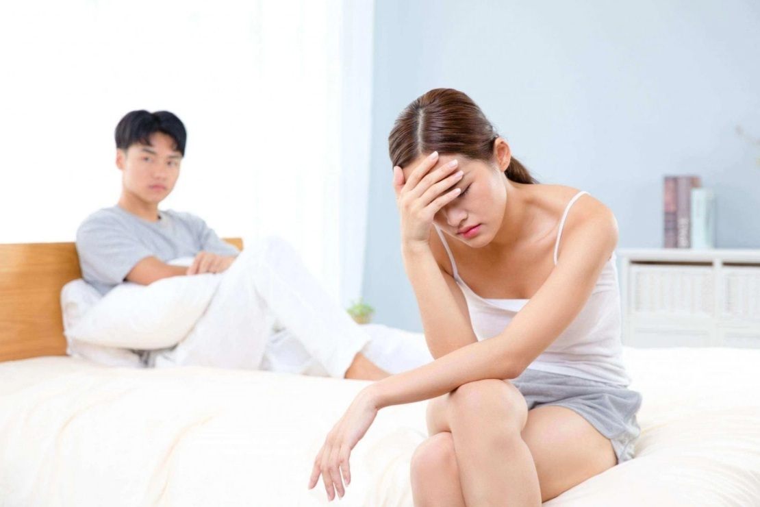 Chồng tránh "thân mật" suốt ngày ôm điện thoại, sự thật khiến tôi xót xa