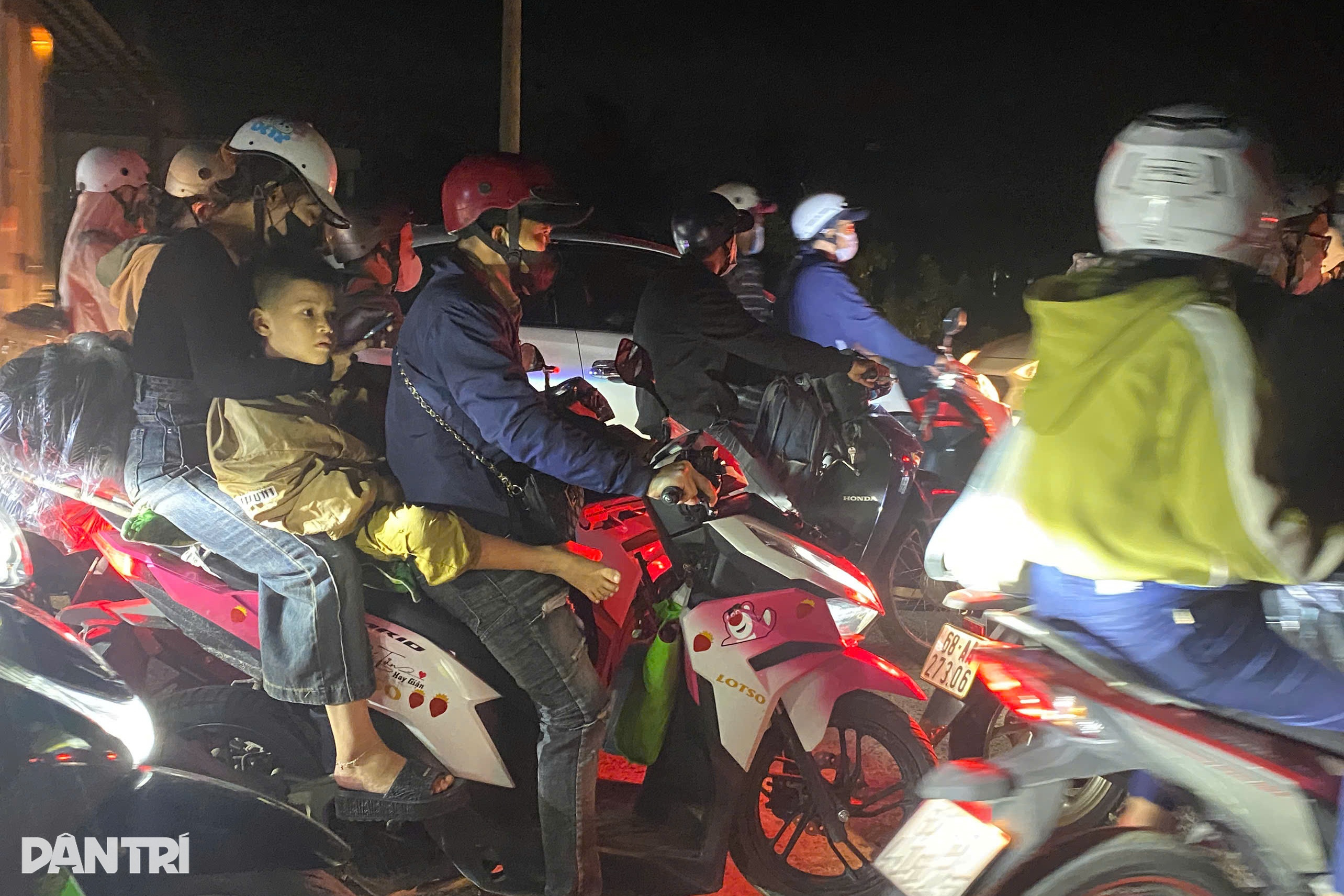 Nhiều tuyến đường kẹt xe khi người dân về quê nghỉ lễ 2/9