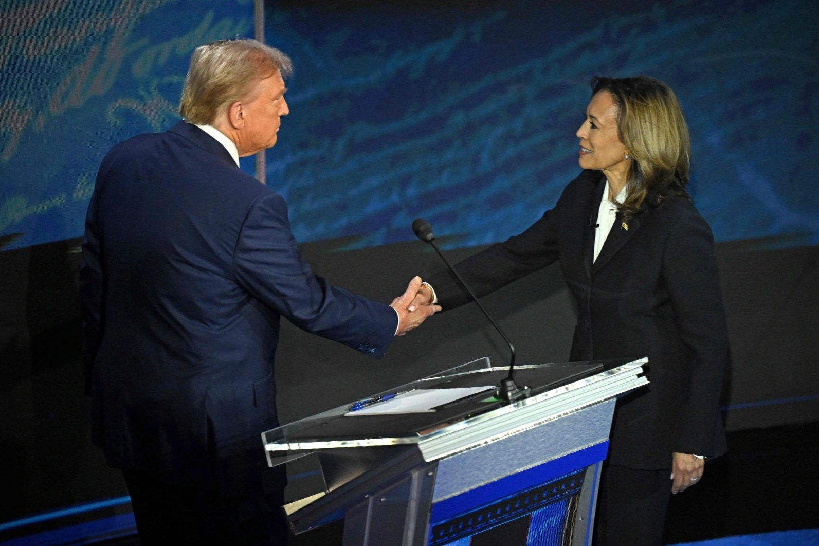 Tổng thống Donald Trump tước đặc quyền an ninh dành cho bà Kamala Harris