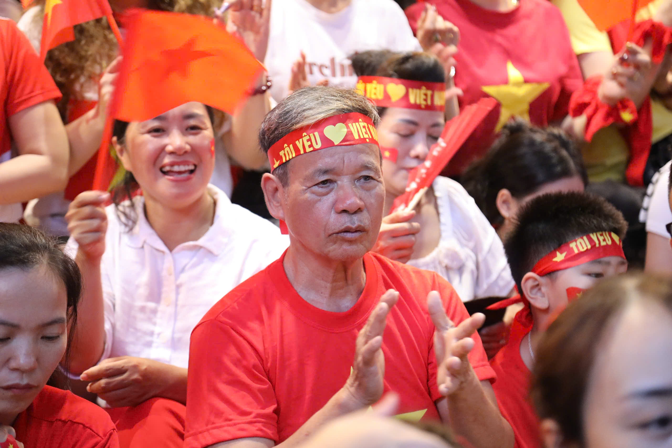 Người dân mong trời sáng xem tổng duyệt diễu binh