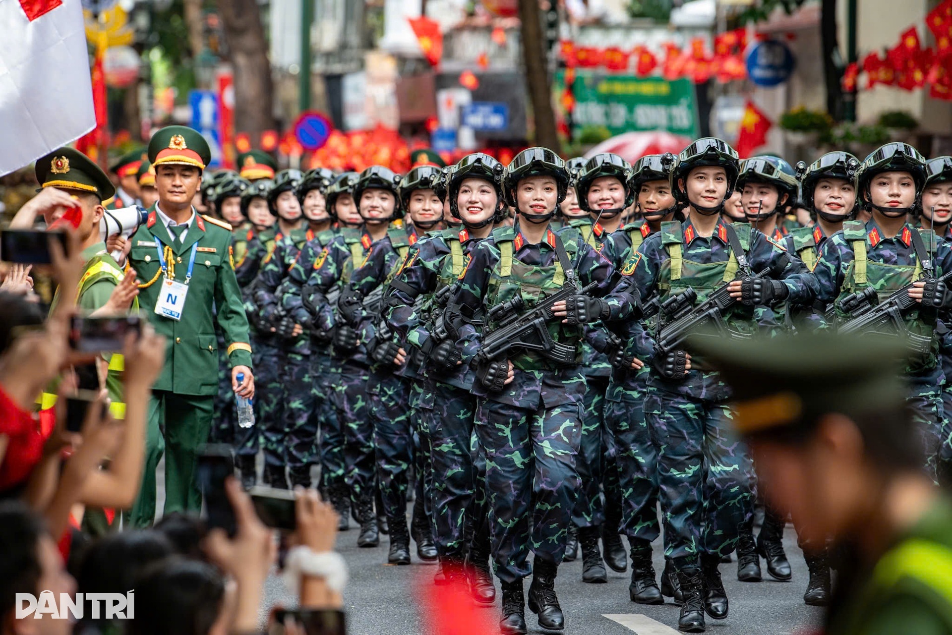 Biển người háo hức chờ đợi lễ diễu binh, diễu hành ngày Quốc khánh
