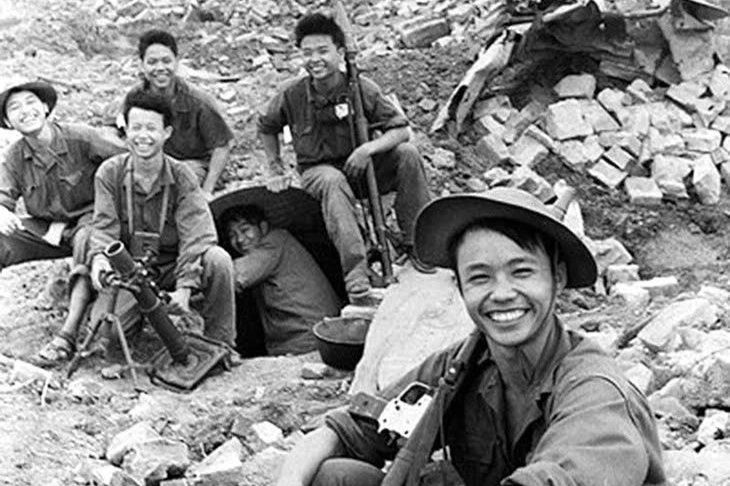 Đằng sau bức ảnh "Nụ cười Thành cổ" trong phim Mưa đỏ đang gây sốt trở lại