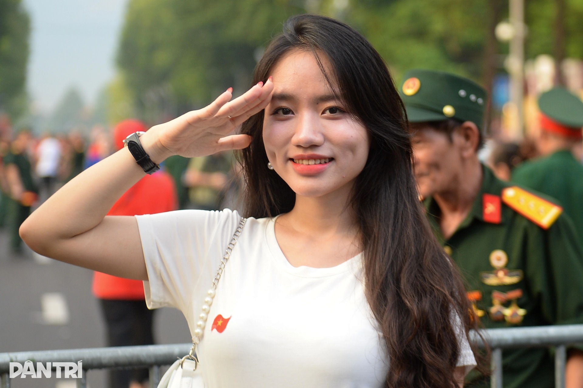 Nhiều hot girl đổ dồn về Quảng trường Ba Đình chờ xem lễ diễu binh
