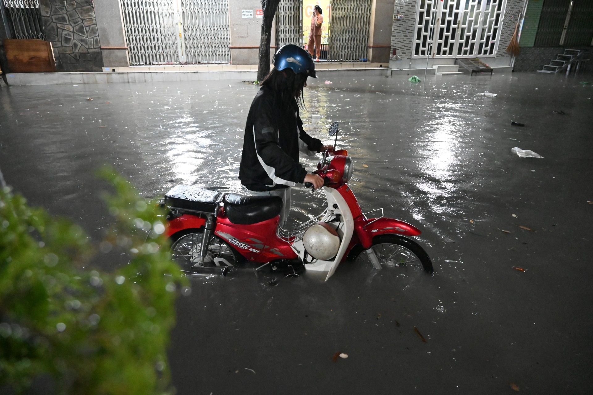 Nhiều tuyến đường ở TPHCM lại biến thành sông sau mưa lớn