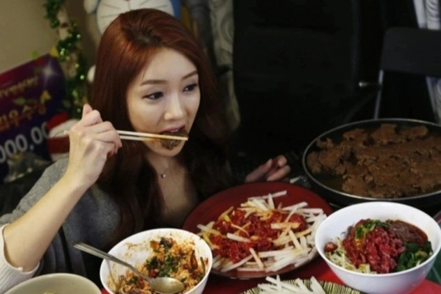 Dù 40 tuổi, tôi vẫn vội bỏ bạn gái xinh đẹp chỉ sau một lần... ăn buffet