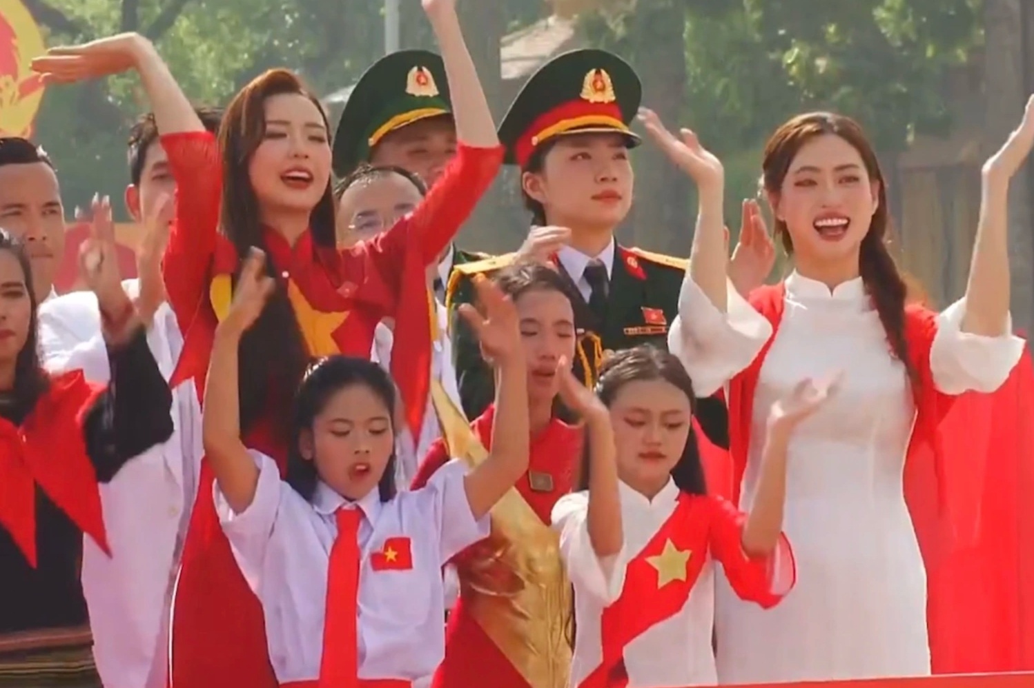 Nhan sắc nổi bật của hoa hậu cao 1,86m trên sóng truyền hình ở đại lễ A80