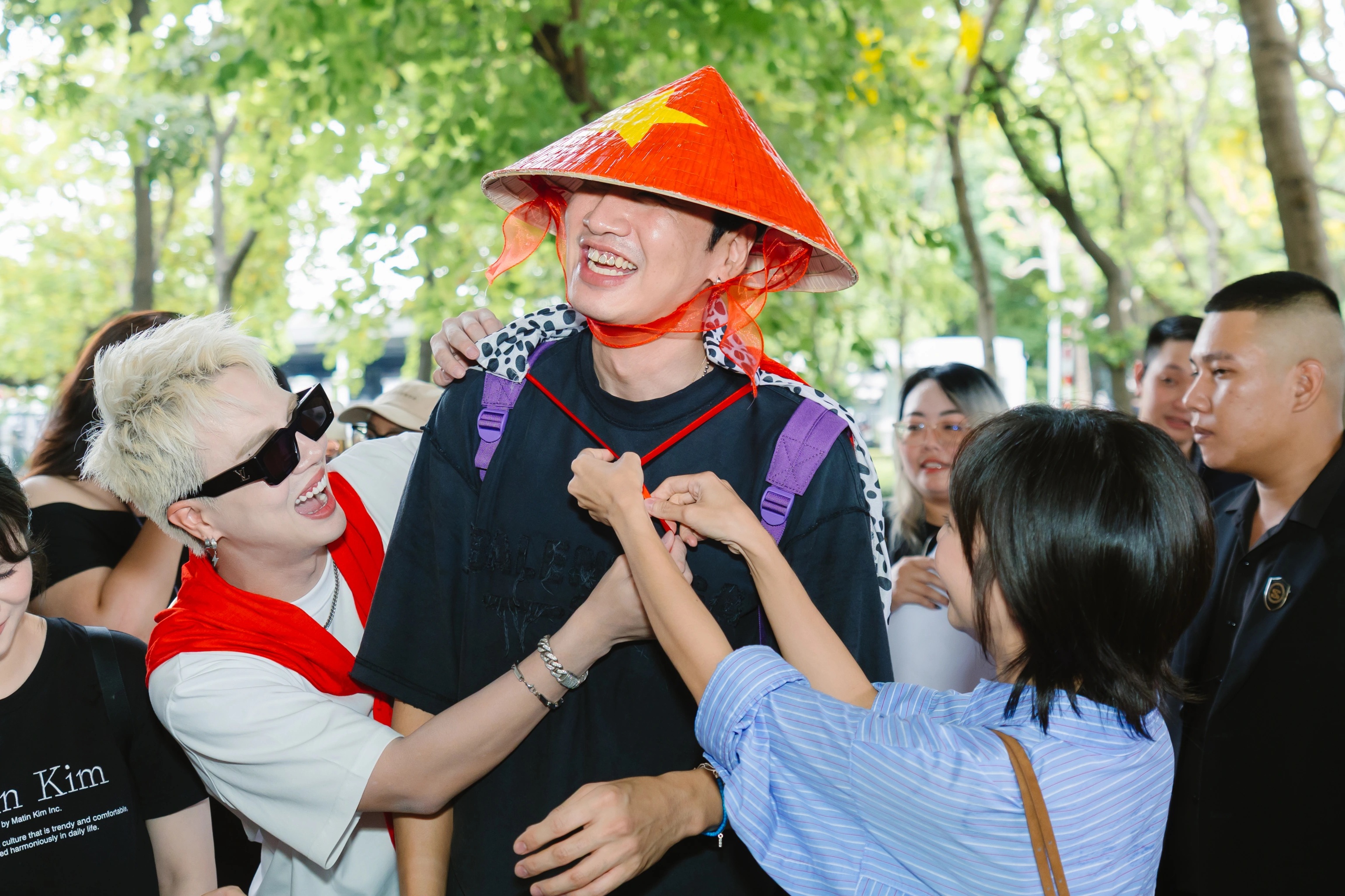 "Hoàng tử châu Á" Lee Kwang Soo đội nón lá, gây chú ý khi đến TPHCM dịp 2/9