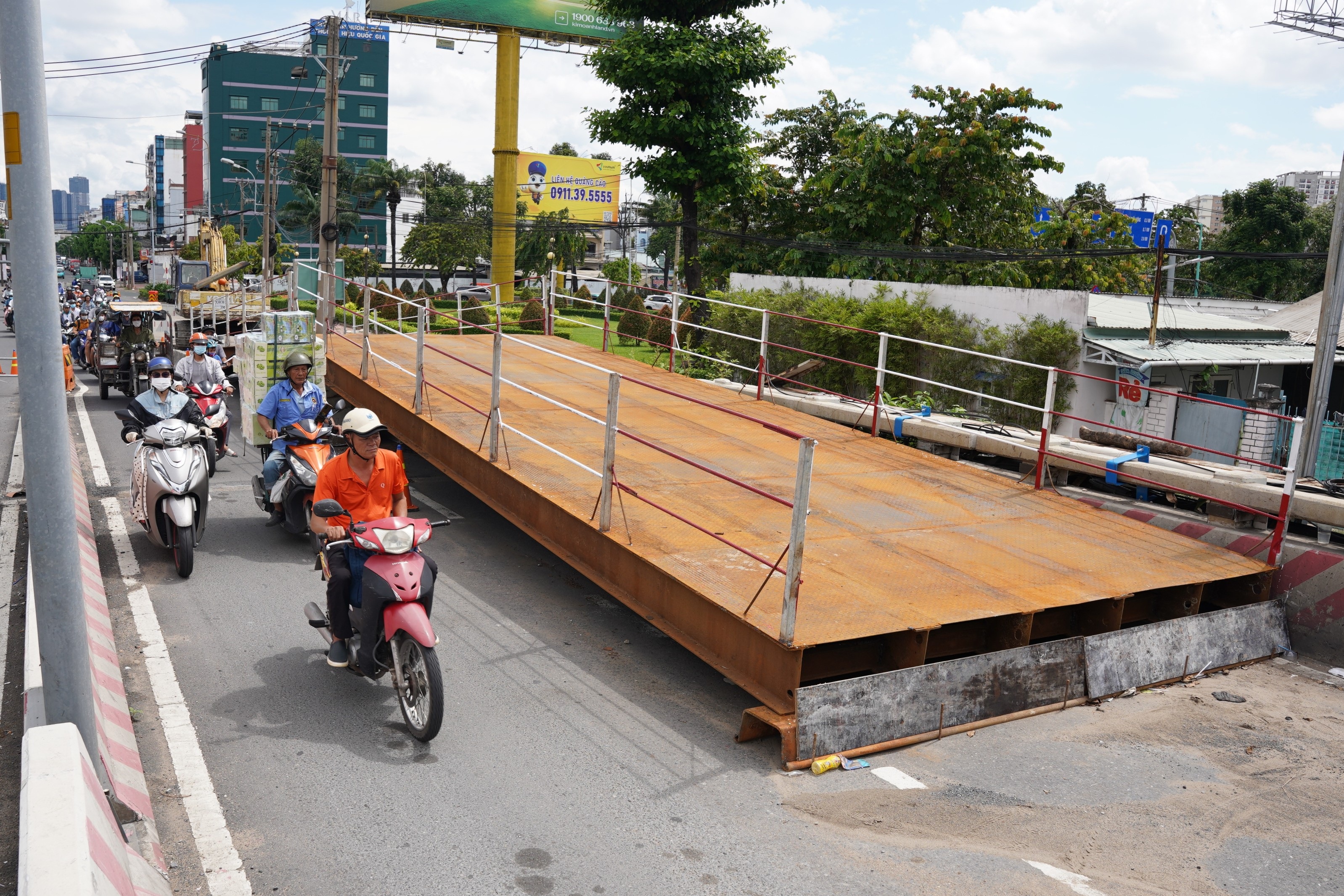 Khối sắt lạ tại dự án nâng tĩnh không cầu Bình Triệu 1 ở TPHCM
