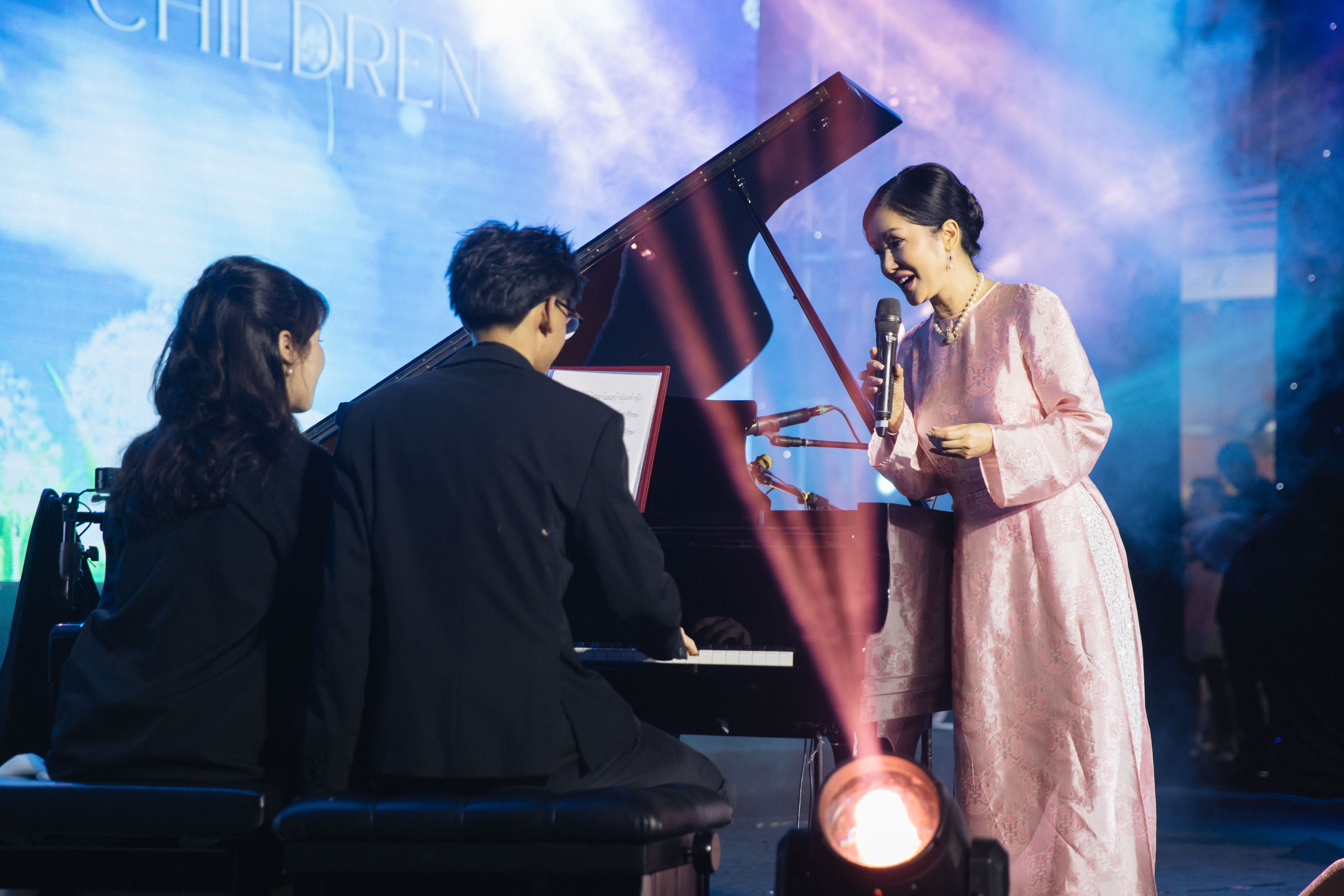 Con trai 17 tuổi của Hà Kiều Anh gây chú ý khi đệm đàn cho diva Hồng Nhung